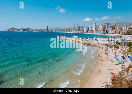 Benidorm, Spagna - 9 aprile 2023: Vista della spiaggia di Playa Mal Pas e del porto turistico di Faro del Puerto dal centro storico di Benidorm. Foto Stock