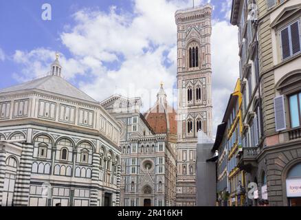 Il Battistero di San Giovanni e la cattedrale del Duomo in marmo policromo con una facciata neogotica del XIX secolo. Firenze, Italia. Foto Stock