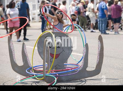 Open Streets - Hyannis, Massachusetts, USA. Un gioco di hula hoop su Main Street Foto Stock