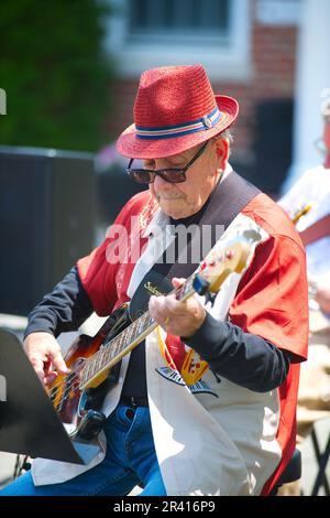 Open Streets - Hyannis, Massachusetts, USA. Un musicista anziano lungo Main Street Foto Stock