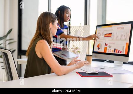 Analisi di marketing team di contabilità riunione e di lavoro in azienda Foto Stock