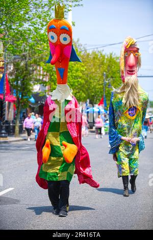 Open Streets - Hyannis, Massachusetts, USA. Gli artisti in costume camminano lungo Main Street Foto Stock