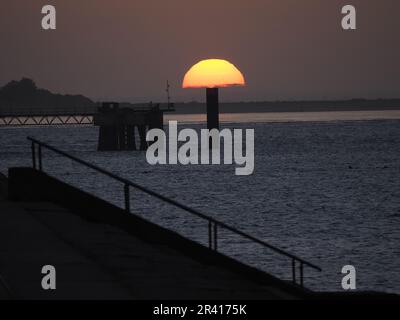 Sheerness, Kent, Regno Unito. 25th maggio, 2023. Meteo nel Regno Unito: Sunset in Sheerness, Kent. Credit: James Bell/Alamy Live News Foto Stock