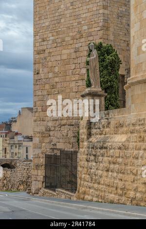 Scultura a Octavio Cesar Augusto nel Paseo de San Antonio al di fuori del museo archeologico dei resti romani a Tarragona, Catalogna, Spagna, Europa. Foto Stock