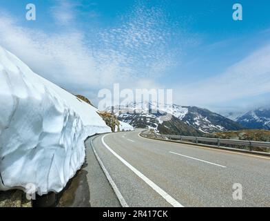 Paesaggio montano estivo con strada, Passo Grimsel, Svizzera. Foto Stock