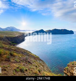 Estate Sunshiny costa di mare roccioso. Capo Chameleon all'orizzonte, Crimea, Ucraina. Foto Stock