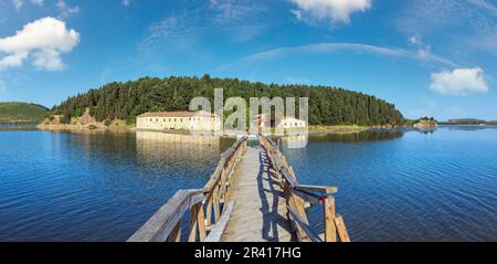 In legno ponte in rovina a isolato Monastero di Santa Maria sul Zvernec isola (Narta Laguna, Valona Albania). Foto Stock