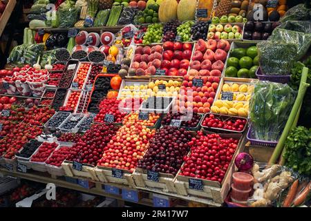 Assortimento di frutta fresca al mercato Foto Stock