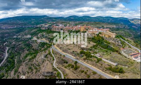 Città medievale spagnola di Cantavieja vista aerea, Teruel. Belle città della Spagna Foto Stock