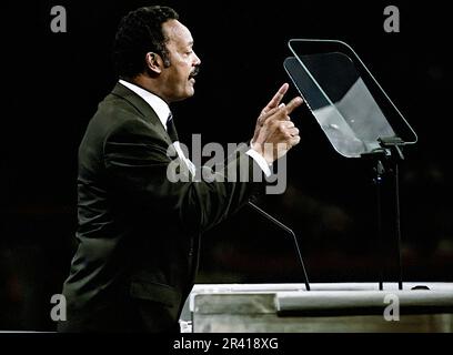 NEW YORK, NEW YORK - 14 LUGLIO 1992 il reverendo Jesse Jackson consegna il suo discorso alla Convenzione Nazionale Democratica del Nominating a Madison Square Garden. Foto Stock