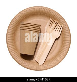 Coppe di carta marroni, forchetta di legno e piatti su sfondo bianco. Rifiuti riciclabili, rifiuto di plastica, vista dall'alto Foto Stock