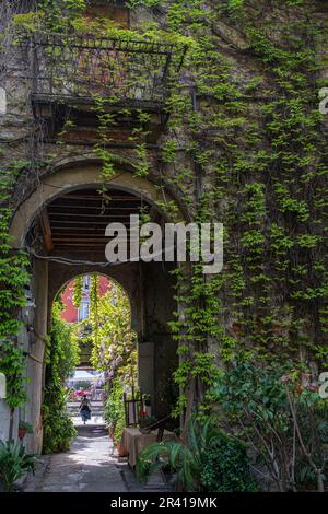 Antico cortile tradizionale in una casa sul fiume Navigli a Milano Foto Stock