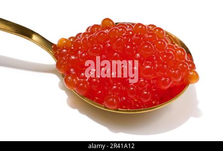 Caviale rosso storione in un cucchiaio di metallo su uno sfondo bianco isolato, delizioso spuntino Foto Stock