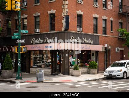 Bronx, NY - USA - 21 Maggio 2023 Vista dello storico Egidio Pastry Shop, un famoso panificio e cafe' dell'Italia meridionale, situato nella sezione Belmont di Foto Stock