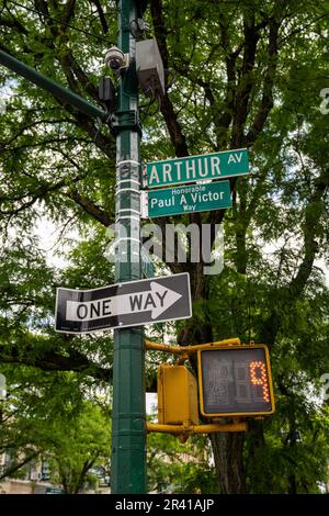 Bronx, NY - USA - Maggio 21,2023 iconico cartello stradale per Arthur Avenue, una strada nel quartiere Belmont del Bronx, New York City, che serve Foto Stock