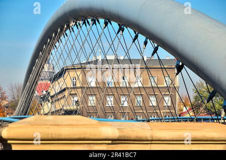 Cracovia, Polonia - 21 ottobre 2012: Primo piano sul ponte pedonale. Ponte sul fiume Wisla tra Kazimierz e i quartieri Podgorze, Cracovia, Polonia Foto Stock