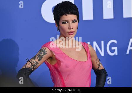 Antibes, Francia. 25th maggio, 2023. ANTIBES, FRANCIA. 25 maggio 2023: Halsey arriva all'evento di gala di Cannes dell'AmfAR presso l'Hotel du Cap d'Antibes. Picture Credit: Paul Smith/Alamy Live News Foto Stock