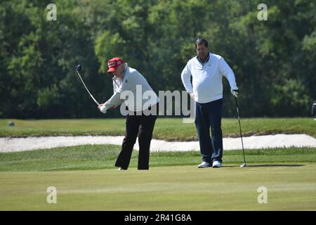 Sterling, Stati Uniti. 25th maggio, 2023. L’ex presidente degli Stati Uniti Donald J. Trump oscilla durante il giro Pro-Am di LIV Golf. L'ex presidente degli Stati Uniti Donald J. Trump ha giocato a golf nel LIV Golf Washington DC Pro-Am Round al Trump National Golf Club Washington DC a Sterling, Virginia, Stati Uniti il 25 maggio 2023. Credit: SOPA Images Limited/Alamy Live News Foto Stock