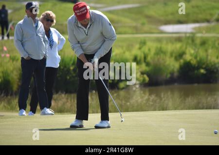 Sterling, Stati Uniti. 25th maggio, 2023. L’ex presidente degli Stati Uniti Donald J. Trump oscilla durante il giro Pro-Am di LIV Golf. L'ex presidente degli Stati Uniti Donald J. Trump ha giocato a golf nel LIV Golf Washington DC Pro-Am Round al Trump National Golf Club Washington DC a Sterling, Virginia, Stati Uniti il 25 maggio 2023. Credit: SOPA Images Limited/Alamy Live News Foto Stock