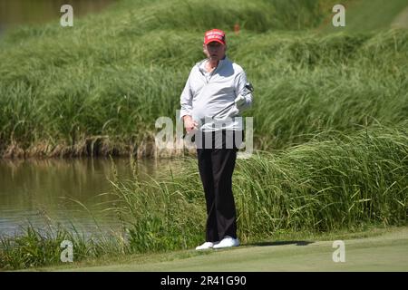 Sterling, Stati Uniti. 25th maggio, 2023. L’ex presidente degli Stati Uniti Donald J. Trump scout il campo da golf e prepara il suo swing. L'ex presidente degli Stati Uniti Donald J. Trump ha giocato a golf nel LIV Golf Washington DC Pro-Am Round al Trump National Golf Club Washington DC a Sterling, Virginia, Stati Uniti il 25 maggio 2023. Credit: SOPA Images Limited/Alamy Live News Foto Stock