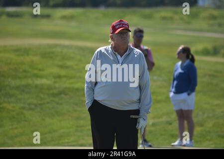 Sterling, Stati Uniti. 25th maggio, 2023. L’ex presidente degli Stati Uniti Donald J. Trump ha visto al campo da golf. L'ex presidente degli Stati Uniti Donald J. Trump ha giocato a golf nel LIV Golf Washington DC Pro-Am Round al Trump National Golf Club Washington DC a Sterling, Virginia, Stati Uniti il 25 maggio 2023. Credit: SOPA Images Limited/Alamy Live News Foto Stock