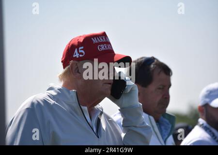 Sterling, Stati Uniti. 25th maggio, 2023. L’ex presidente degli Stati Uniti Donald J. Trump comunica con qualcuno al telefono. L'ex presidente degli Stati Uniti Donald J. Trump ha giocato a golf nel LIV Golf Washington DC Pro-Am Round al Trump National Golf Club Washington DC a Sterling, Virginia, Stati Uniti il 25 maggio 2023. Credit: SOPA Images Limited/Alamy Live News Foto Stock