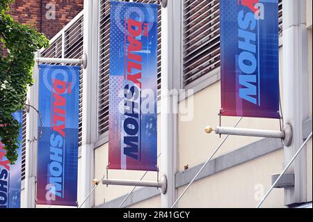 New York, Stati Uniti. 24th maggio, 2023. Gli striscioni del Daily Show fuori dallo studio Comedy Central dove lo spettacolo è registrato, New York, New York, NY, 24 maggio, 2023. The Writers Guild of America-East (WGA) è in sciopero contro l'Alleanza di Motion Picture e produttori di televisione per un contratto migliore e diritti residui. (Foto di Anthony Behar/Sipa USA) Credit: Sipa USA/Alamy Live News Foto Stock