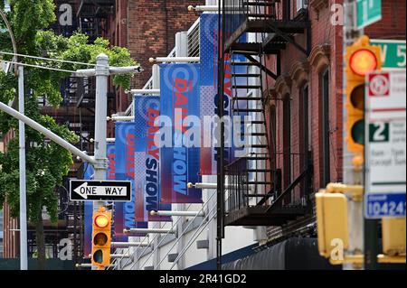 New York, Stati Uniti. 24th maggio, 2023. Gli striscioni del Daily Show fuori dallo studio Comedy Central dove lo spettacolo è registrato, New York, New York, NY, 24 maggio, 2023. The Writers Guild of America-East (WGA) è in sciopero contro l'Alleanza di Motion Picture e produttori di televisione per un contratto migliore e diritti residui. (Foto di Anthony Behar/Sipa USA) Credit: Sipa USA/Alamy Live News Foto Stock