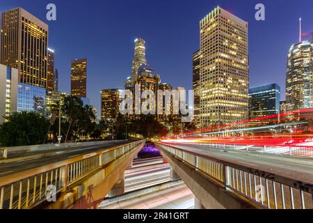 Skyline del centro di Los Angeles con grattacieli la sera in California negli Stati Uniti Foto Stock