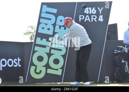 Sterling, Stati Uniti. 25th maggio, 2023. L’ex presidente degli Stati Uniti Donald J. Trump prepara il suo swing durante il round Pro-Am di LIV Golf. L'ex presidente degli Stati Uniti Donald J. Trump ha giocato a golf nel LIV Golf Washington DC Pro-Am Round al Trump National Golf Club Washington DC a Sterling, Virginia, Stati Uniti il 25 maggio 2023. (Foto di Kyle Mazza/SOPA Images/Sipa USA) Credit: Sipa USA/Alamy Live News Foto Stock