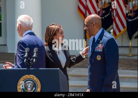 Il Vice Presidente degli Stati Uniti Kamala Harris, a sinistra, parla con il Presidente dei Capi congiunti del candidato Generale Charles Q. Brown, Jr., a destra, nel Rose Garden presso la Casa Bianca a Washington, DC, giovedì 25 maggio 2023. Credit: Rod Lambey/CNP /MediaPunch Credit: MediaPunch Inc/Alamy Live News Foto Stock