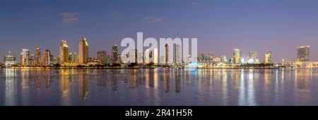 Skyline del centro di San Diego con panorama sull'acqua in California negli Stati Uniti Foto Stock
