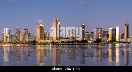 Skyline del centro di San Diego con panorama sull'acqua in California negli Stati Uniti Foto Stock