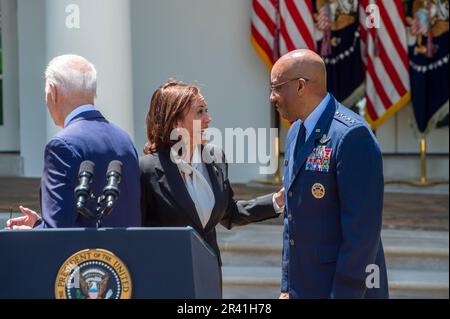 Il Vice Presidente degli Stati Uniti Kamala Harris, a sinistra, parla con il Presidente dei Capi congiunti del candidato Generale Charles Q. Brown, Jr., a destra, nel Rose Garden presso la Casa Bianca a Washington, DC, giovedì 25 maggio 2023. Credit: Rod Lambey/CNP /MediaPunch Credit: MediaPunch Inc/Alamy Live News Foto Stock