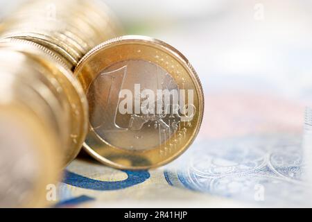 Una moneta in euro risparmia denaro finanziare pagare con testo libero spazio a Stoccarda, Germania Foto Stock