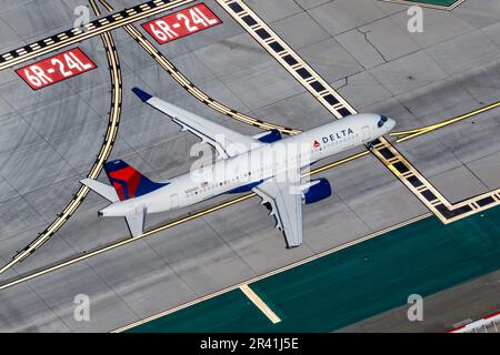 Delta Air Lines Airbus A220-300 aereo Los Angeles aeroporto in USA foto aerea Foto Stock