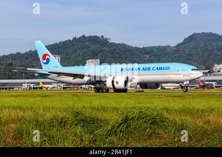 Korean Air Cargo Boeing 777-F Aircraft Penang Airport in Malesia Foto Stock