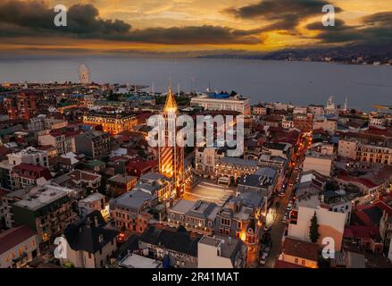 Vista aerea del drone di Piazza in serata Batumi City, Georgia. Foto Stock