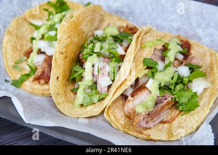 Carne Asada Street tacos messicano cipolla bianca corn tortillas tortillas bianco carta vassoio nero Foto Stock