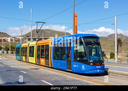 Tram moderno Alstom Citadis 302 linea L1 alla fermata dei mezzi pubblici Gracia a Tenerife, Spagna Foto Stock