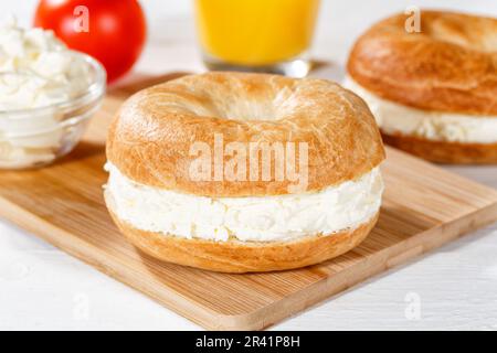 Panino in rotolo di bagel per colazione con formaggio cremoso a Stoccarda, Germania Foto Stock