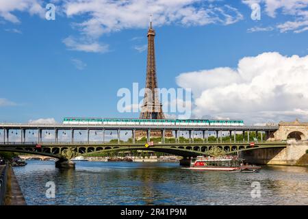 Parigi Metro sulla Senna con la Torre Eiffel tra Bir-Hakeim e Passy fermate in Francia Foto Stock