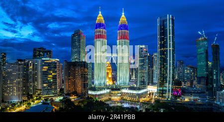 I grattacieli delle Torri Gemelle Petronas, lo skyline di KLCC, nel panorama serale di Kuala Lumpur in Malesia Foto Stock