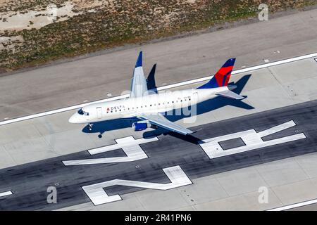 Delta Connection Embraer 175 aereo Los Angeles aeroporto in USA foto aerea Foto Stock