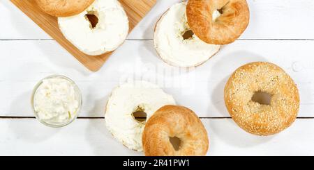 Panino in rotolo di bagel per la colazione con formaggio cremoso sul panorama di legno dall'alto a Stoccarda, Germania Foto Stock