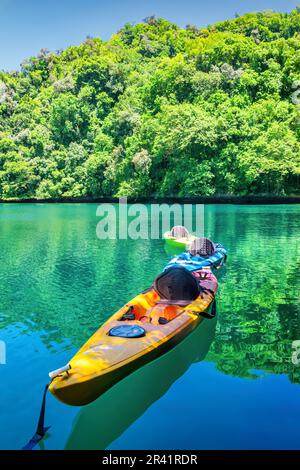 Kayak nelle isole Rock a Palau, Micronesia, Oceania, patrimonio dell'umanità dell'UNESCO Foto Stock