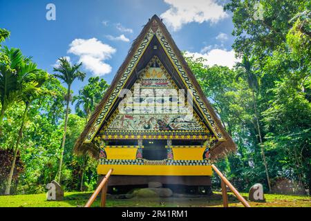 Casa tradizionale bai a Belau Museo Nazionale a Koror City, Palau, Micronesia, Oceania. Foto Stock