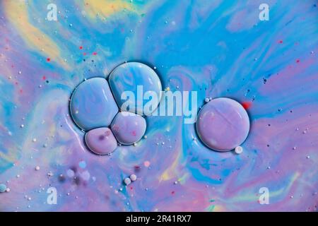 Bolle sfere celle in viola, blu, giallo olio e pittura cosmica colorato vorticoso astratto arte Foto Stock