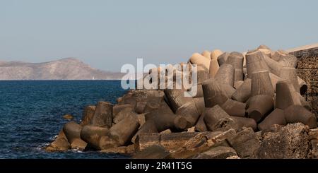 Candia, Creta, Grecia, Europa. 2023. Le difese marine in cemento armato realizzate dall'uomo che proteggono il muro dell'aracea. Mar Egeo. Foto Stock