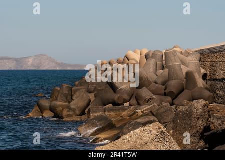 Candia, Creta, Grecia, Europa. 2023. Le difese marine in cemento armato realizzate dall'uomo che proteggono il muro dell'aracea. Mar Egeo. Foto Stock